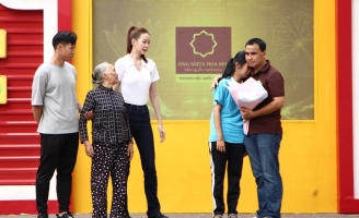 MC Quyền Linh bật khóc khi nhận được bó hoa của bé gái mồ côi làm tặng cha mình