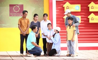 MC Quyền Linh, ca sĩ Kay Trần xúc động khi chứng kiến hoàn cảnh của các em nhỏ mồ côi