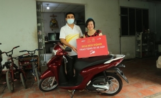 MC Quyền Linh đến nhà trao tận tay xe máy cho nữ hộ sinh tuyến đầu chống dịch