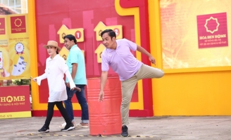 MC Quyền Linh, Kiều Oanh và Đình Hiếu bỏ tiền túi tặng trẻ em mồ côi