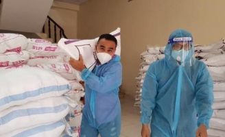 MC Quyền Linh mang dép tổ ong, vác gạo trên vai hỗ trợ tuyến đầu chống dịch Covid-19