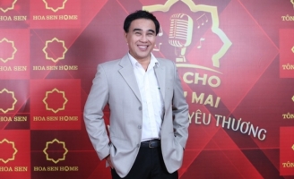 MC Quyền Linh nhận giải 