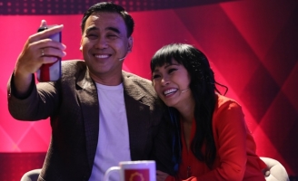 MC Quyền Linh tái hiện loạt hit thời 8x, 9x tại hậu trường Hát cho ngày mai