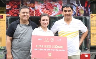 MC Quyền Linh trao tặng xe xúc xích cho nữ điều dưỡng tuyến đầu 