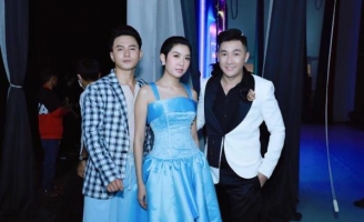 MC song ngữ Nguyễn Hoàng Vĩnh diễn mở màn cho NTK Tạ Nguyên Phúc 