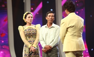 MC Vũ Mạnh Cường giúp ca sĩ Hoàng Phương Linh nói lời cảm ơn cha