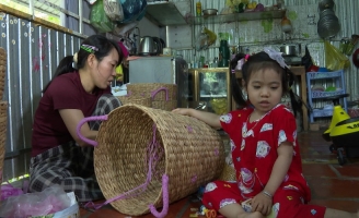 Mẹ đơn thân nuôi 4 người con, vượt khó làm đủ nghề để con được đến trường