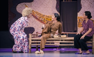 “Mẹ hát rong” - một vở kịch 3 thế hệ khiến khán giả khóc cười lẫn lộn  