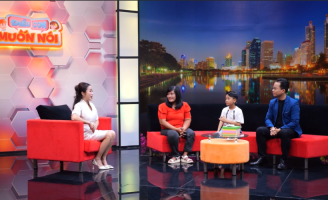 Mẹ sẵn sàng đi bán 300 tờ vé số để mua quà đổi lấy một nụ cười của con  