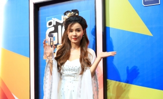 Midu xuất sắc nhận được cúp của “Ơn Giời! Cậu Đây Rồi” mùa 7