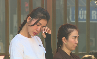 Minh Tú bật khóc nức nở khi thấy bà cụ 75 tuổi vất vả nuôi cháu nội mồ côi