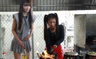 “Mợ hai” Duyên Kiếp hiền lành bất ngờ, ngồi gói bánh cùng Lynk Lee