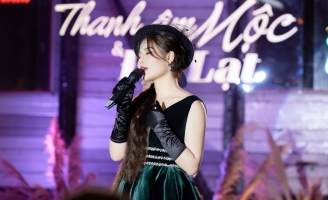 Mộc San hát nhạc Trịnh làm say lòng du khách Đà Lạt