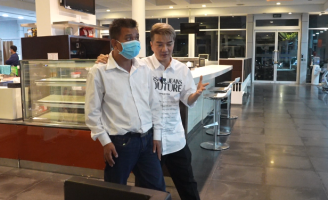 Mr Đàm tự bỏ tiền túi hơn trăm triệu để mổ mắt cho “bản sao khiếm thị”