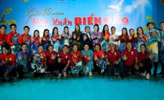 “Mùa xuân biển đảo” của NTK Việt Hùng lộng lẫy trên đất thiêng Côn Đảo