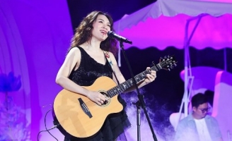 Mỹ Tâm biến hóa liên tục trên sân khấu liveshow tại Đà Nẵng