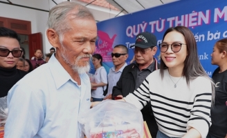 Mỹ Tâm tặng 1.000 phần quà tết cho bà con khó khăn tại Đà Nẵng và Quảng Nam (cũ)