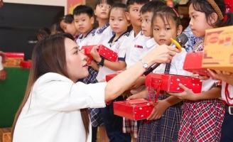Mỹ Tâm trao 100 suất học bổng cho trẻ em nghèo hiếu học