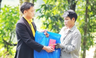 Nam A Bank cùng VTV “Mang Tết ấm đến bà con vùng lũ”