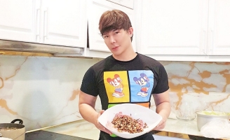 Nam ca sĩ rao bán nhà 1.500 tỷ có cuộc sống giản dị như thế này