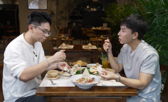 Nam Khánh và Kan Hy “đổ gục” trước nhà hàng chay độc đáo với thực đơn ba miền