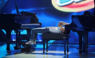 Nằm ngửa đàn piano, cậu bé tái hiện tất cả nhạc phim hoạt hình nổi tiếng