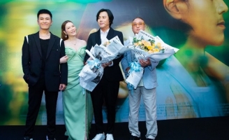 Nam thần Han Jae Suk rạng rỡ, tay trong tay cùng Lý Nhã Kỳ ở sự kiện công chiếu “Kẻ Thứ 3” 