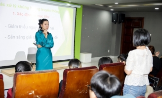 Nam Thư mặc thanh lịch đến gặp gỡ sinh viên Cao đẳng Bách khoa Bách Việt