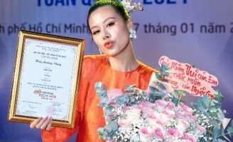 Nam Thư xúc động khi nhận Huy chương vàng Liên hoan sân khấu kịch toàn quốc