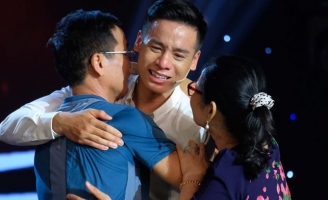 Nam vương Cao Xuân Tài khóc nghẹn ôm bố mẹ trên sóng truyền hình