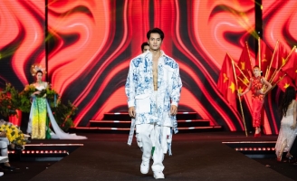 Nam vương Đặng Hiếu Đức cuồn cuộn 6 múi diễn Vedette mở màn show thời trang