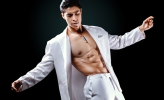 Nam vương Hoàn Vũ 2022 Việt Hoàng tung bộ ảnh body đẹp hớp hồn người hâm mộ