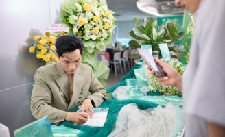  Nam vương Võ Minh Phụng ra mắt tập thơ đầu tay “Nghiêng Trong Dòng Suối”