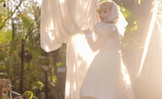 Nàng mẫu nhí Bảo Hà khoe vẻ đẹp trong lành, cổ điển giữa vườn táo ngọt ngào