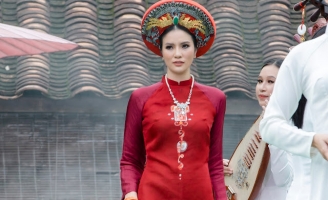 Ngắm vẻ đẹp 'bà mẹ một con' Lee Phương trình diễn áo dài xưa