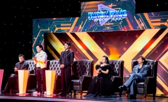 Nghe ca sĩ Thanh Thanh hát, giám khảo Hồ Việt Trung nhấn nút chọn hộ producer Bảo Kun