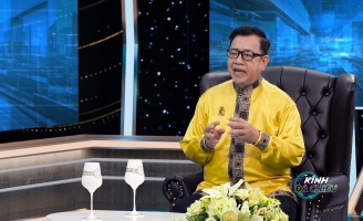 Nghệ nhân Trương Đình Chiếu có thể phân biệt đá dùng để làm đàn bằng mắt thường