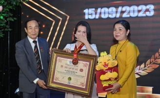 Nghệ sĩ đa tài Trúc Thy xúc động bật khóc khi nhận bằng kỷ lục gia Việt Nam
