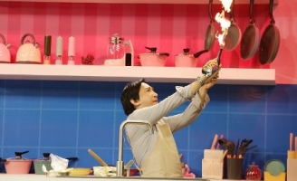 Nghệ sĩ Kim Tử Long trổ tài “phun lửa” nướng bánh tart ở Thách Sao Nấu Được