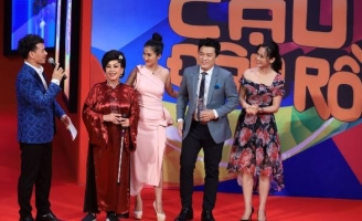 Nghệ sĩ Minh Phượng và ca sĩ Lam Trường cùng nhau nhận cúp Ơn Giời