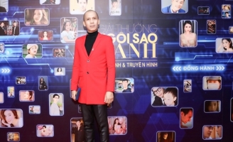 Nghệ sĩ saxophone Minh Tâm Bùi đĩnh đạc tham dự thảm đỏ Ngôi sao xanh