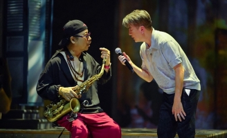 Nghệ sĩ saxophone Trần Mạnh Tuấn tái ngộ khán giả sau bạo bệnh trong liveshow của Mr Đàm 