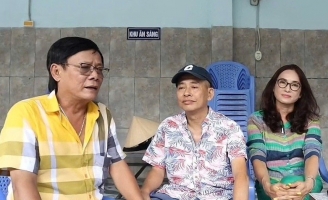 Nghệ sĩ Tấn Beo đi lại khó khăn, cần người dìu sau khi bị tai biến