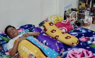 Nghệ sĩ Tấn Hoàng bị ngất gục trên máy bay khi đi diễn, phải thở oxy