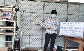 Nghệ sĩ Việt Hương tặng máy lọc nước cho người dân Bến Tre