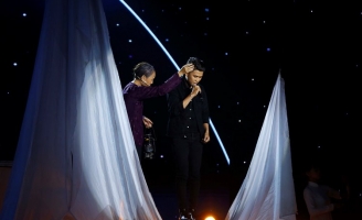 Nghẹn ngào trước bài hát về mẹ của chàng trai kẹo kéo Y Nguyên