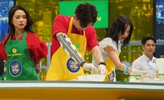 Ngô Kiến Huy bị lệch dáng, vừa nẹp tay vừa nấu ăn