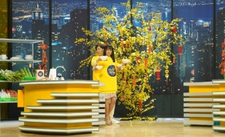 Ngô Kiến Huy và Lynk Lee mặc áo đôi cùng tham gia nấu nướng