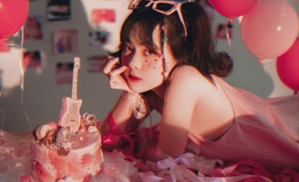 Ngô Lan Hương tung bộ hình mới mừng sinh nhật tuổi 23 đầy màu sắc