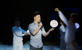 Ngọc Châu khiến Phi Nhung xúc động khi hát về mẹ